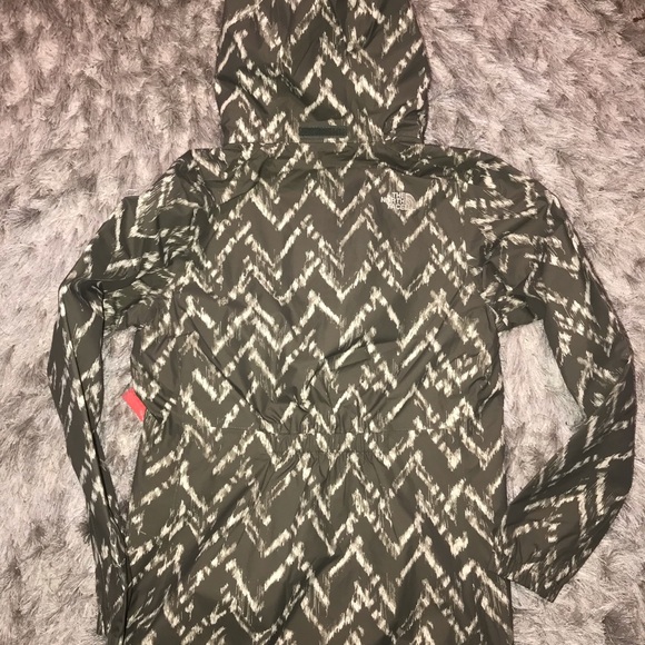 Northface Resolve Parka - - Picture 3 of 4